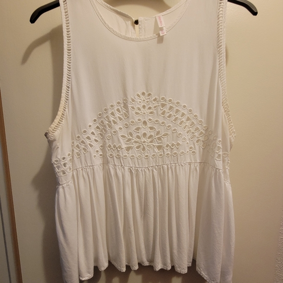 White flowy tank blouse - Picture 1 of 3